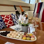 Gorgeous Yacht With 3 Bedrooms 2 Bathrooms *