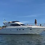 Hotel en barco Gorgeous Yacht With 3 Bedrooms 2 Bathrooms Lisboa