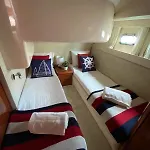 Hotel en barco Gorgeous Yacht With 3 Bedrooms 2 Bathrooms *
