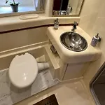 Hotel en barco Gorgeous Yacht With 3 Bedrooms 2 Bathrooms *