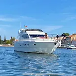 Hotel en barco Gorgeous Yacht With 3 Bedrooms 2 Bathrooms Lisboa