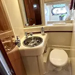Gorgeous Yacht With 3 Bedrooms 2 Bathrooms Hotel en barco