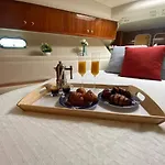 Gorgeous Yacht With 3 Bedrooms 2 Bathrooms *