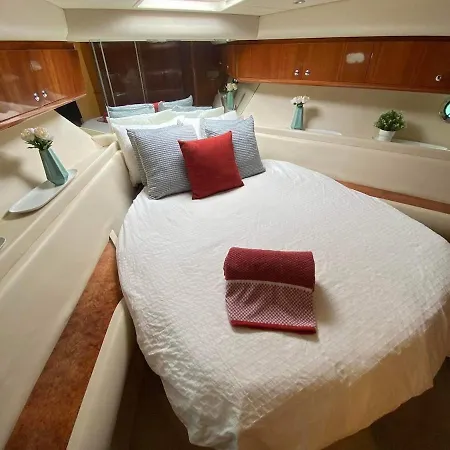 Gorgeous Yacht With 3 Bedrooms 2 Bathrooms * Lisboa