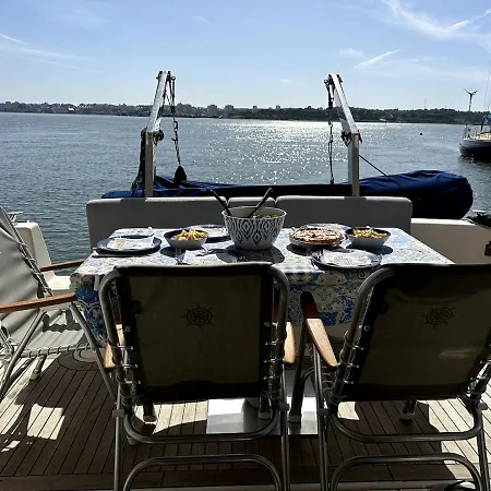 Gorgeous Yacht With 3 Bedrooms 2 Bathrooms Bådhotel Lisboa