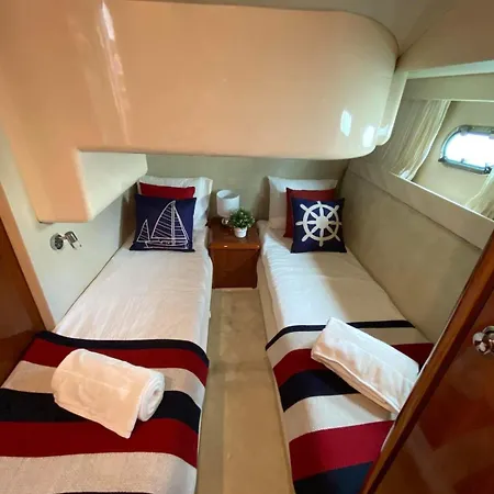 Gorgeous Yacht With 3 Bedrooms 2 Bathrooms * Lisboa