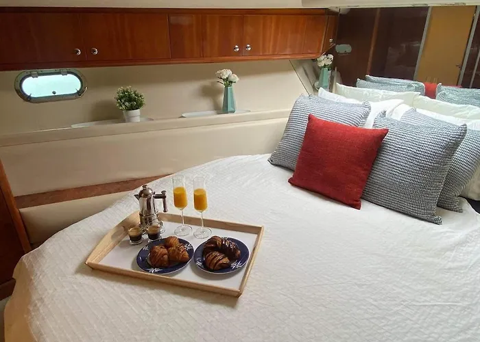 Gorgeous Yacht With 3 Bedrooms 2 Bathrooms *