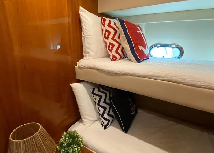 Gorgeous Yacht With 3 Bedrooms 2 Bathrooms Bådhotel