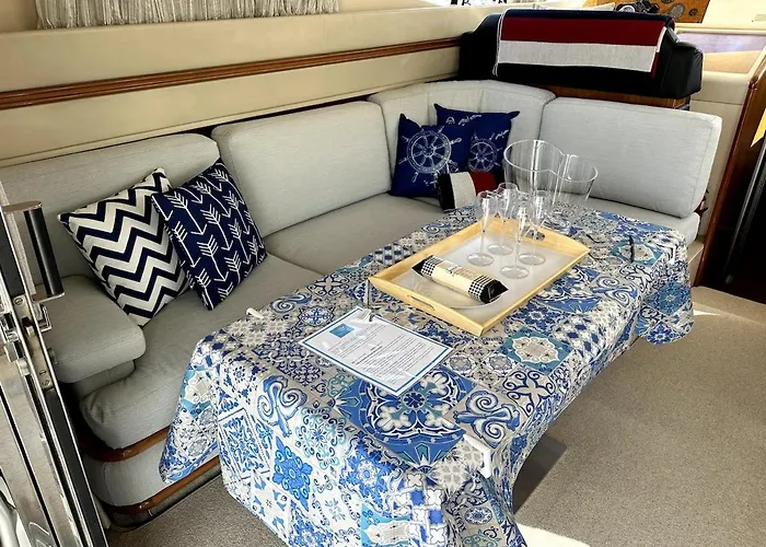 Gorgeous Yacht With 3 Bedrooms 2 Bathrooms * Lisboa