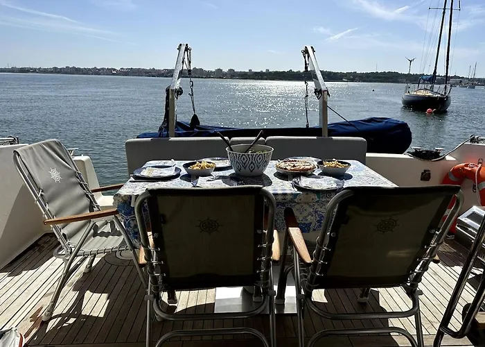 Gorgeous Yacht With 3 Bedrooms 2 Bathrooms Bådhotel Lisboa