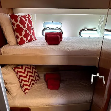 Gorgeous Yacht With 3 Bedrooms 2 Bathrooms * Lisbon