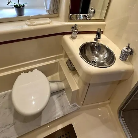 Botel Gorgeous Yacht With 3 Bedrooms 2 Bathrooms *