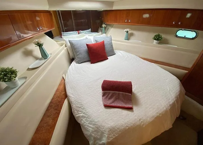 Gorgeous Yacht With 3 Bedrooms 2 Bathrooms * Lisbon
