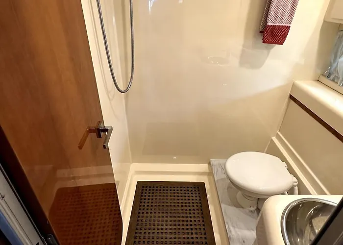 Gorgeous Yacht With 3 Bedrooms 2 Bathrooms * Lisbon
