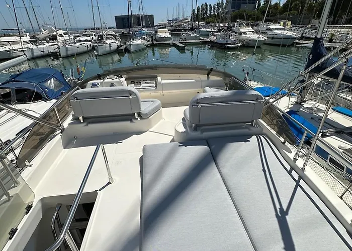 Gorgeous Yacht With 3 Bedrooms 2 Bathrooms Botel *
