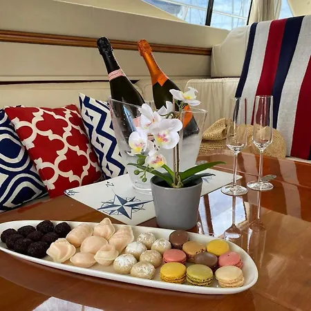 Gorgeous Yacht With 3 Bedrooms 2 Bathrooms *