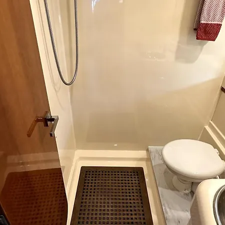 Gorgeous Yacht With 3 Bedrooms 2 Bathrooms * Lissabon