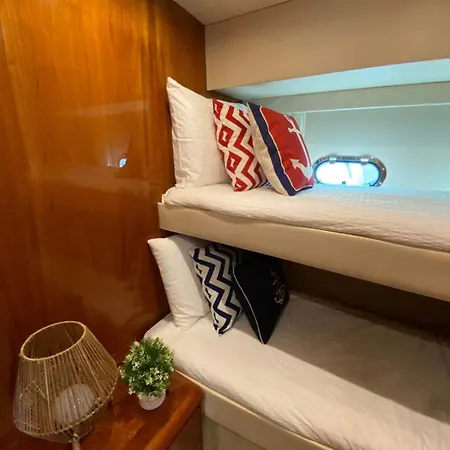 Gorgeous Yacht With 3 Bedrooms 2 Bathrooms Botel