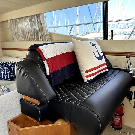 Úszó hotel Gorgeous Yacht With 3 Bedrooms 2 Bathrooms