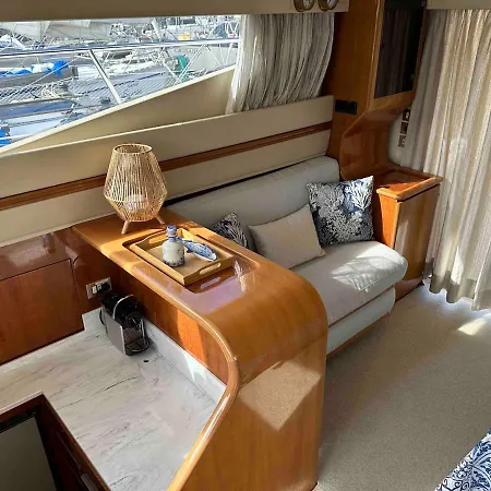 Gorgeous Yacht With 3 Bedrooms 2 Bathrooms *