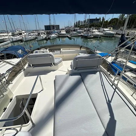 Gorgeous Yacht With 3 Bedrooms 2 Bathrooms Botel *