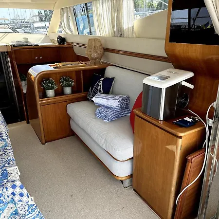 Gorgeous Yacht With 3 Bedrooms 2 Bathrooms Úszó hotel *