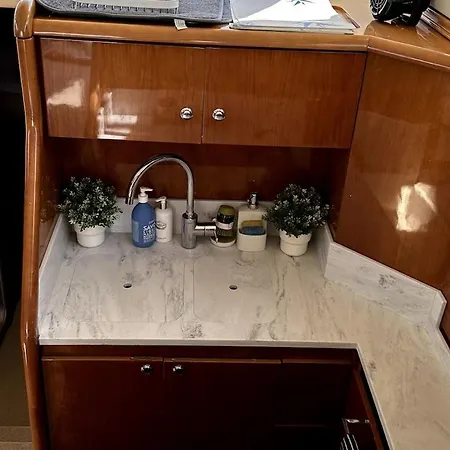Botel Gorgeous Yacht With 3 Bedrooms 2 Bathrooms *