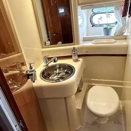 Gorgeous Yacht With 3 Bedrooms 2 Bathrooms Botel