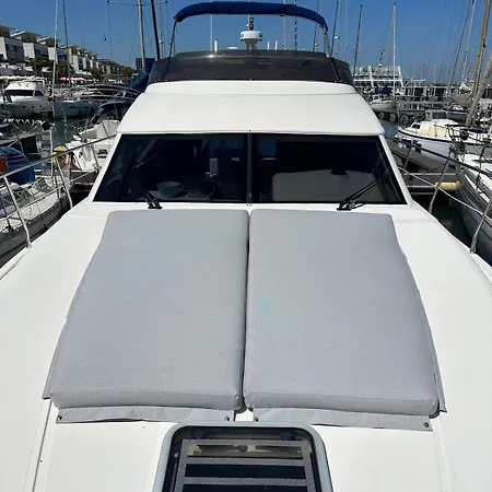 Botel Gorgeous Yacht With 3 Bedrooms 2 Bathrooms