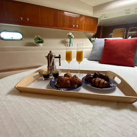 Gorgeous Yacht With 3 Bedrooms 2 Bathrooms *