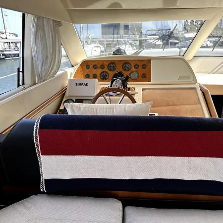 Gorgeous Yacht With 3 Bedrooms 2 Bathrooms Botel *