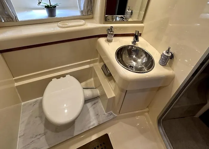 Hotel na wodzie Gorgeous Yacht With 3 Bedrooms 2 Bathrooms *