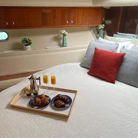 Gorgeous Yacht With 3 Bedrooms 2 Bathrooms *