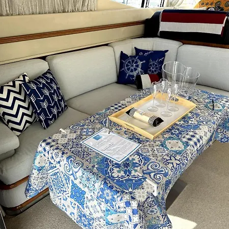 Gorgeous Yacht With 3 Bedrooms 2 Bathrooms * Lisboa