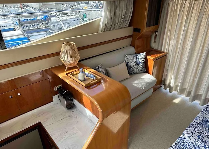 Gorgeous Yacht With 3 Bedrooms 2 Bathrooms *