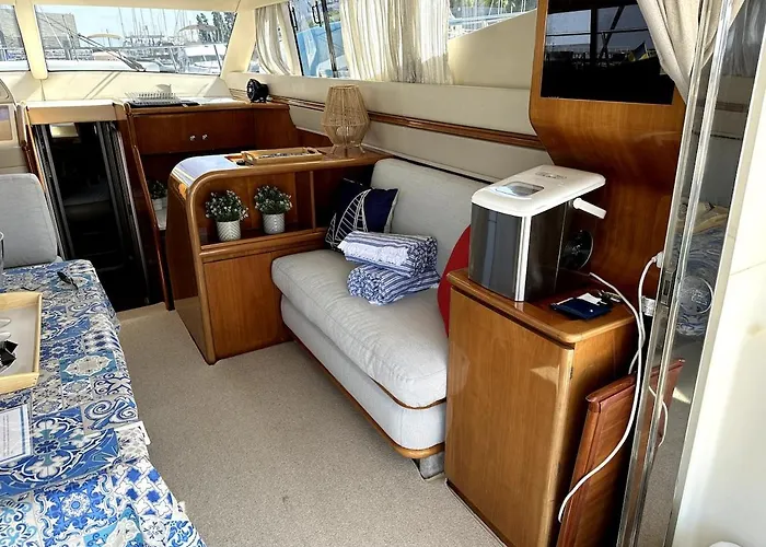 Gorgeous Yacht With 3 Bedrooms 2 Bathrooms 船屋 *