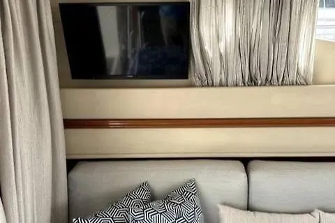 Gorgeous Yacht With 3 Bedrooms 2 Bathrooms 船屋 *