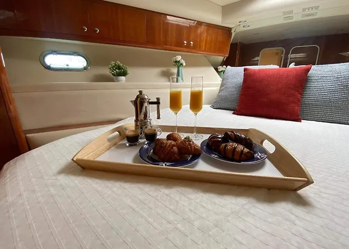 Gorgeous Yacht With 3 Bedrooms 2 Bathrooms *