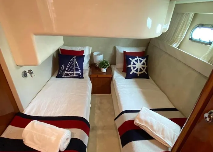 Gorgeous Yacht With 3 Bedrooms 2 Bathrooms * Lisboa