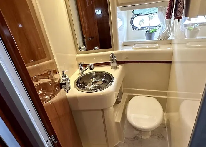 Gorgeous Yacht With 3 Bedrooms 2 Bathrooms Botel